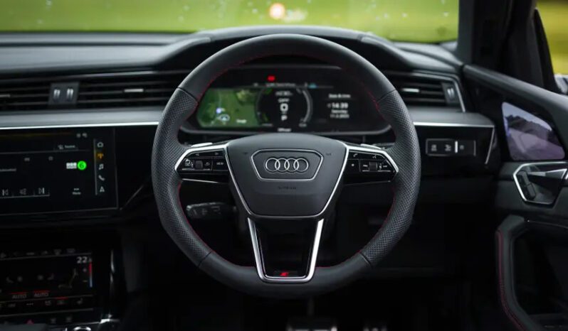 
								Audi Q8 full									